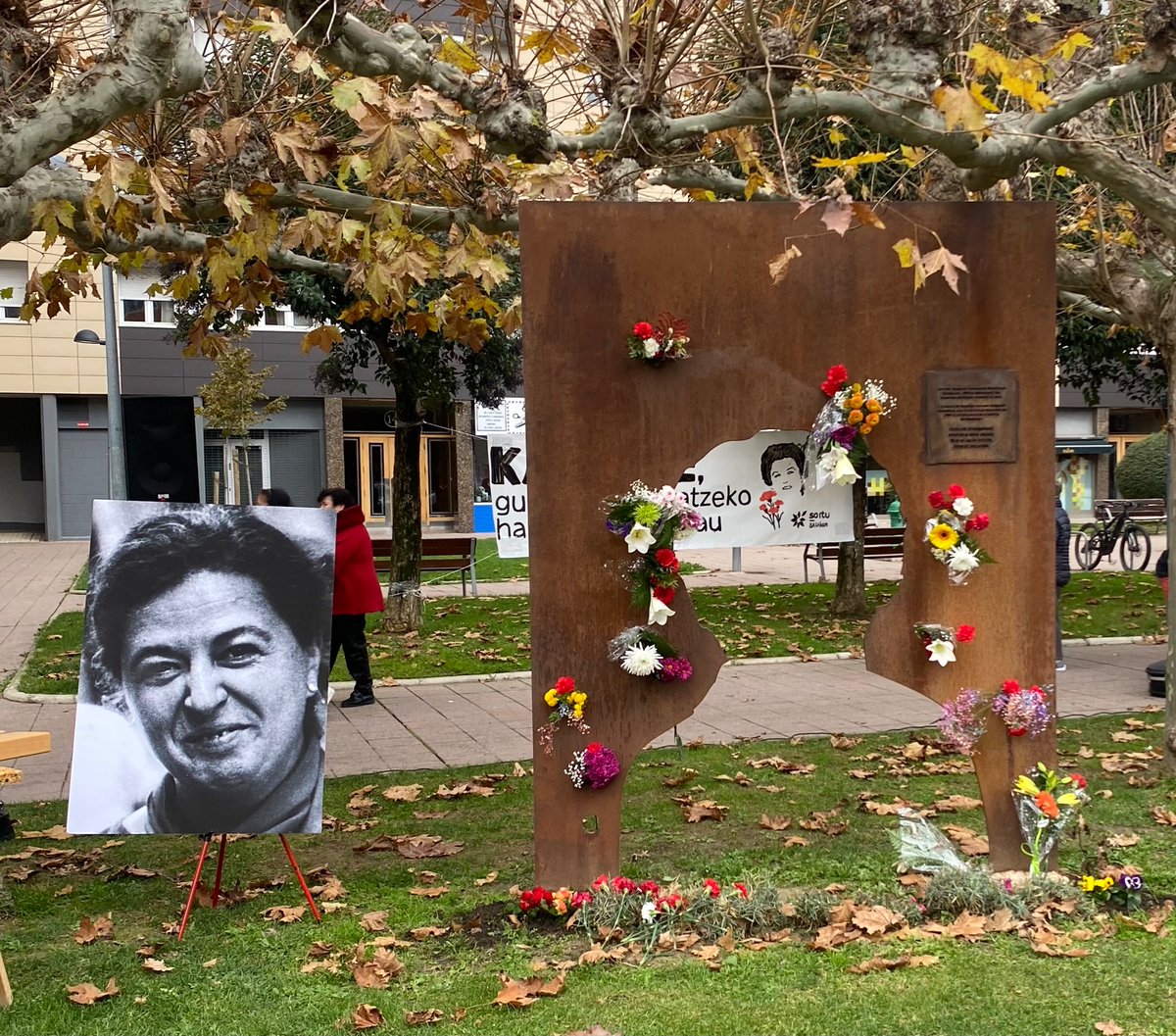 SortuBaranain's tweet image. Karmele Solaguren, emakume langilea, Barañainekin konprometitua, Euskal Herri aske, sozialista eta feminista batekin amesten zuen militantea. Estatuak diseinatutako estrategia baten bidez erahila bere semea preso zen Ekain bisitatzera zihoanean.