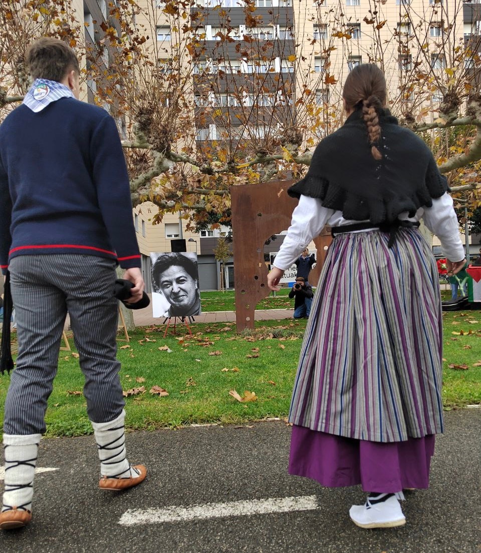 SortuBaranain's tweet image. Karmele Solaguren, emakume langilea, Barañainekin konprometitua, Euskal Herri aske, sozialista eta feminista batekin amesten zuen militantea. Estatuak diseinatutako estrategia baten bidez erahila bere semea preso zen Ekain bisitatzera zihoanean.