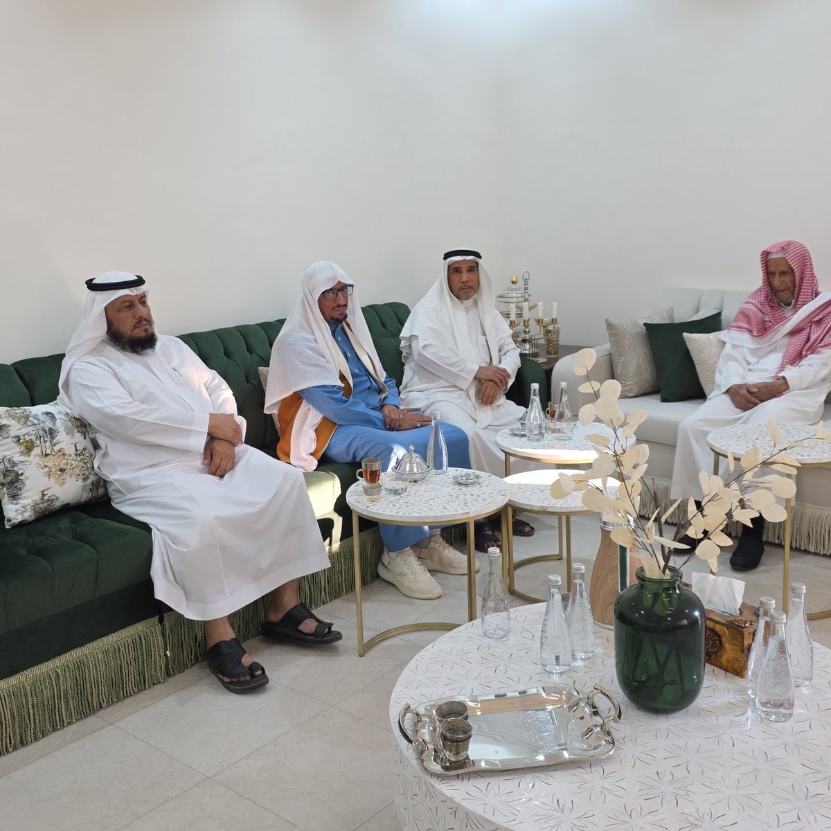 زيارة عدد من #أعيان_ومشايخ قبيلة آل مغيرة 
للاستاذ والمربي الفاضل محمد بن علي بن حمود
للاطمئنان على صحتة 
الشيخ فهد بن عبدالله بن حمود المغيرة 
الشيخ عبدالله بن سليمان الوكيل المغيرة 
الشيخ سعود بن راشد بن حمود المغيرة