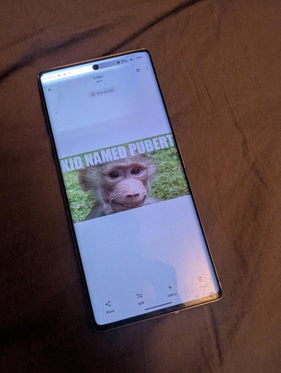 saraaa7447's tweet image. Putting OLED in phones is the worst idea phone companies came up with