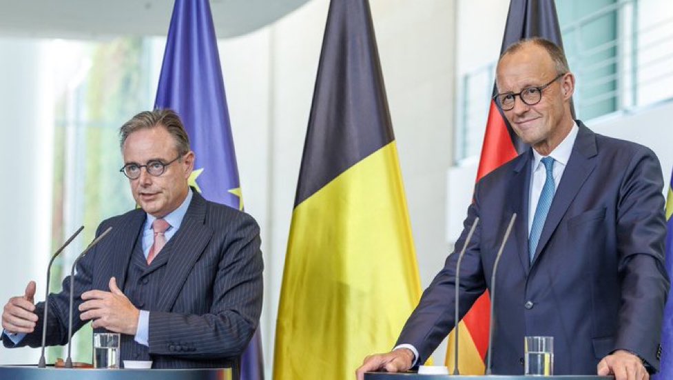 Merz hat Belgien wohl angeboten, dass 🇩🇪die Haftung übernimmt, falls es zu russischen Regressansprüchen wegen des Diebstahls ihres Vermögens kommt - als einziger EU-Staat. Dieser Regress ist, auch dank der USA, wahrscheinlich. Merz riskiert damit deutsches Geld für seinen Wahn!