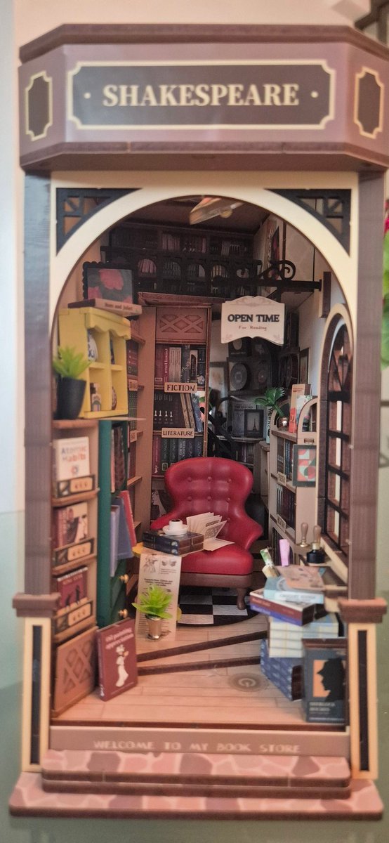 Shakespeare's library! Zoals beloofd zou ik hem laten zien.  <a href="/atinegna/">Angenita Heijmans</a> <a href="/HaagseHopjes123/">Leentje 🐝🐝🐝🌸🌺🌸🚜🚜🚜</a> #booknook