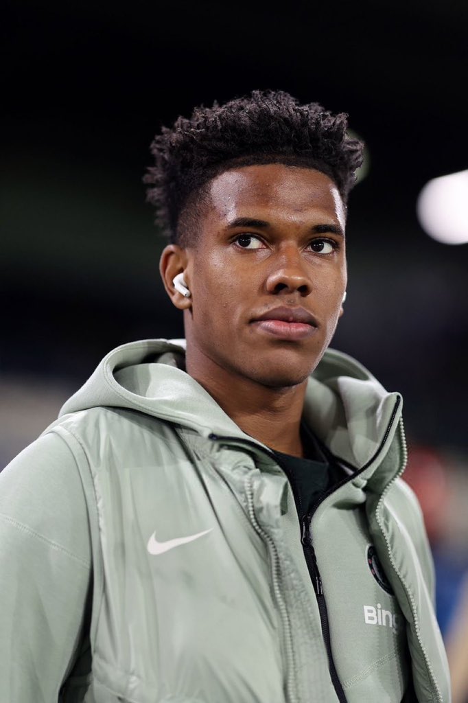 mub_cfc's tweet photo. 🚨OFFICIAL:

Estêvão Willian not in starting lineup for Chelsea against Bournemouth in the Premier League! 🇧🇷💫 https://t.co/yBQk4jya4p