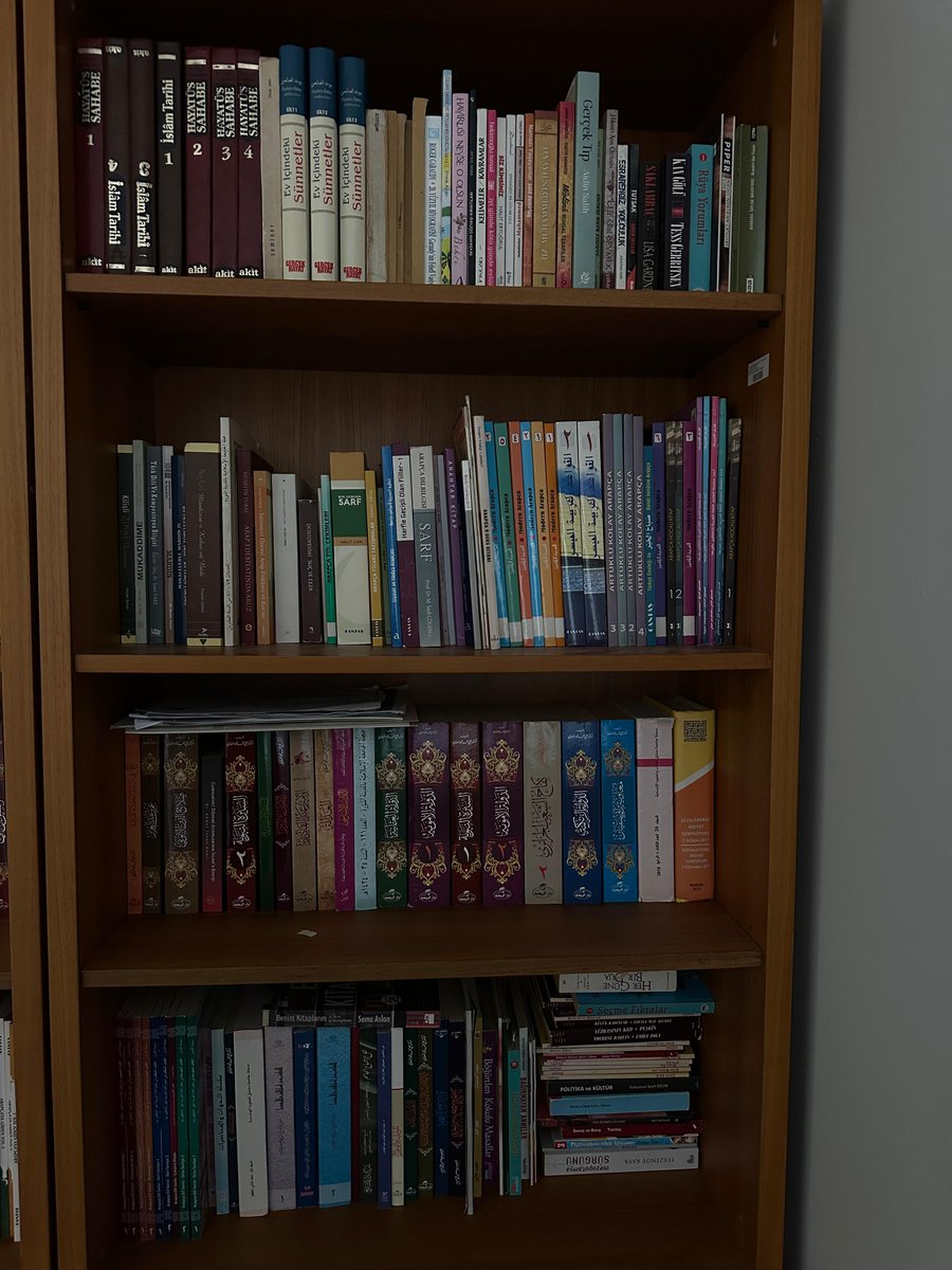 Arap Dili ve Edebiyatı Bölümü olarak bölüm kitaplığımızı genişletiyoruz!
Merkezi Derslik Binası 1. Kat 1. Derslikte bulunan raflarımızda edebiyat, dilbilim, gramer, şiir, tarih vb. alanlarında birçok eser öğrencilerimizin kullanımına açıktır. 
<a href="/ArtukluEdbFklts/">MAÜ Edebiyat Fakültesi</a> <a href="/mardinartuklu/">Mardin Artuklu Üniversitesi</a>