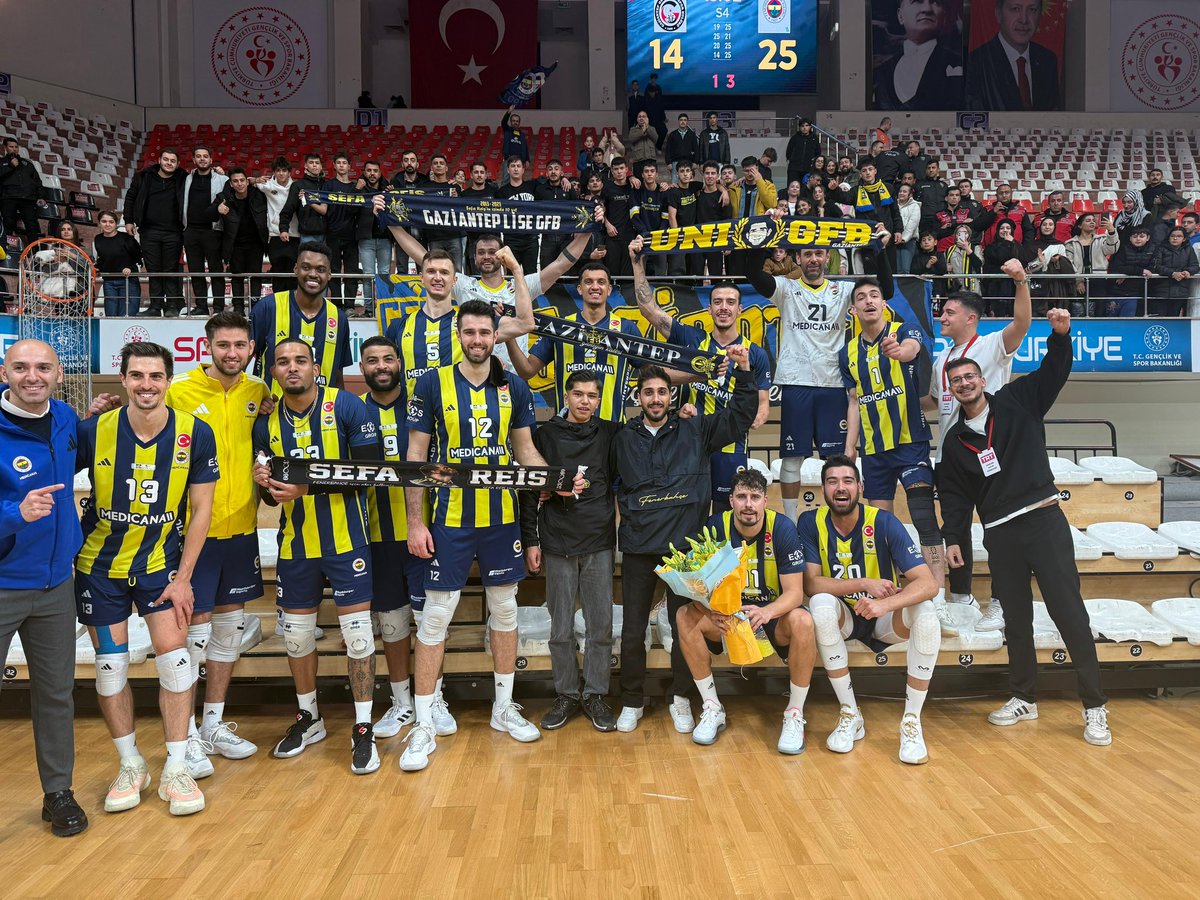 FENERBAHÇEM FEDA OLSUN BU CANLAR SANA!

Fenerbahçe Erkek Voleybol Takımımızı, Gaziantep Gençlik deplasmanında yalnız bırakmadık. 

#GençFenerbahçeliler
