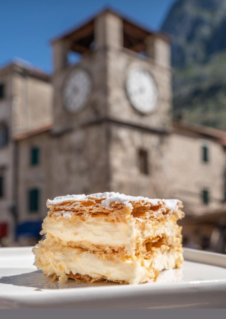 A usput pogledajte cene po radnjama.
Pa ćete da vidite da je sve duplo jeftinije nego kod nas. A plate deset puta veće.
A reke čiste a đubreta nigde.
A ljudi nasmejani.
I zamislite zelenilo na sve strane. Vazduh čist.
Javni prevoz radi.
Imaju knjižare umesto konckarnica.