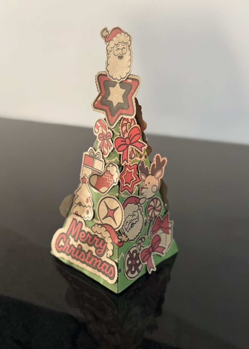 Grandma_Yukasan's tweet photo. "blinkit" is an online supermarket in quick commerce🏍️💨 We purchased items are delivered in 10-15 minutes!
This time, the kraft paper bag the items came in has been transformed into a Christmas tree! 🛍️👉🎄 #handmadekit https://t.co/s446yC2vaf