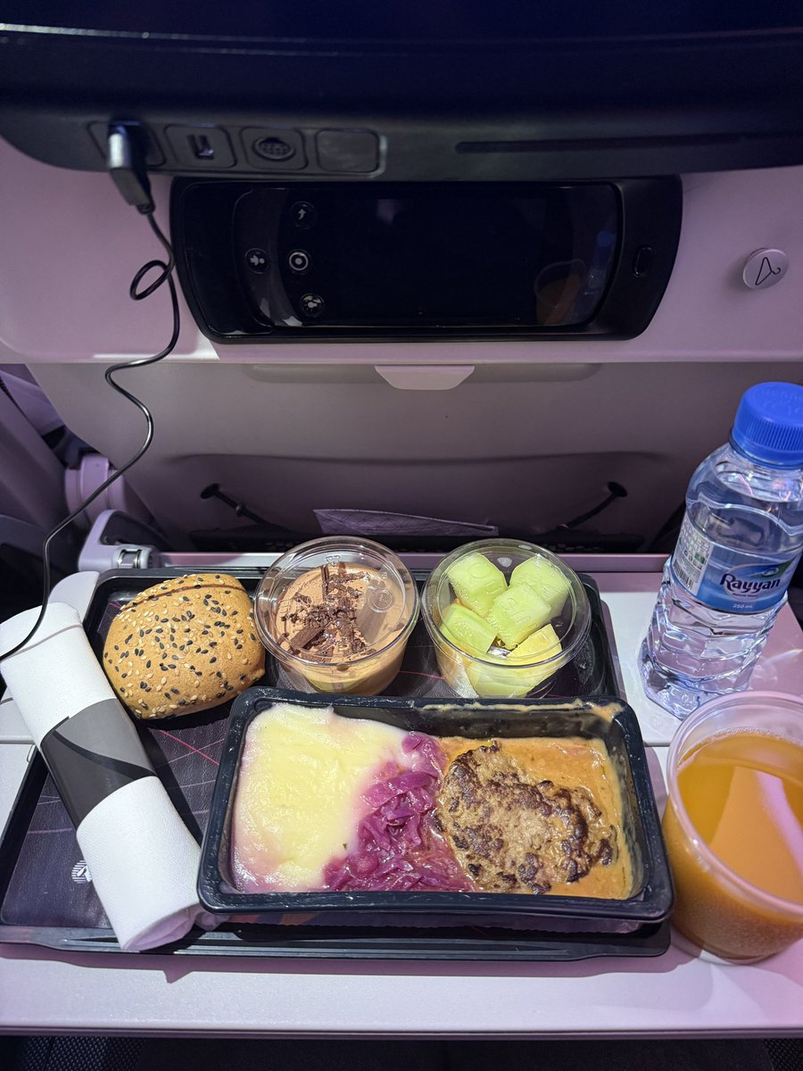 putranicholas1's tweet image. Terbang dengan maskapai terbaik #1 dan #3 dunia ✈️