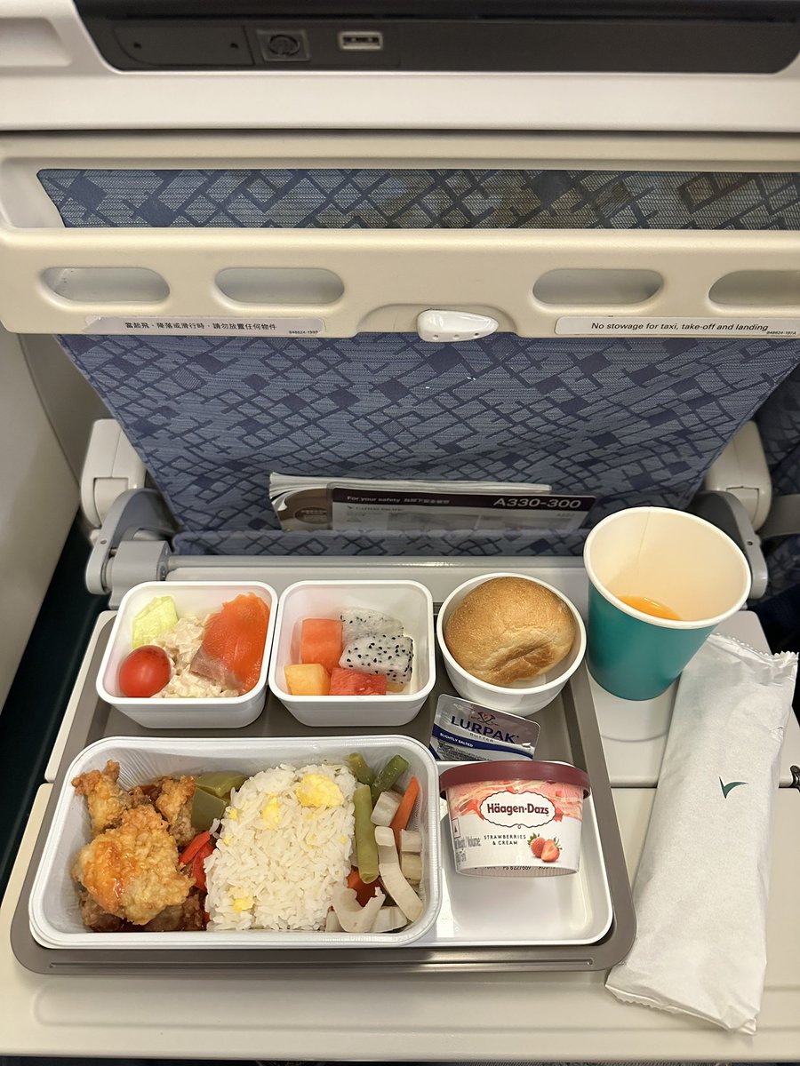 putranicholas1's tweet image. Terbang dengan maskapai terbaik #1 dan #3 dunia ✈️