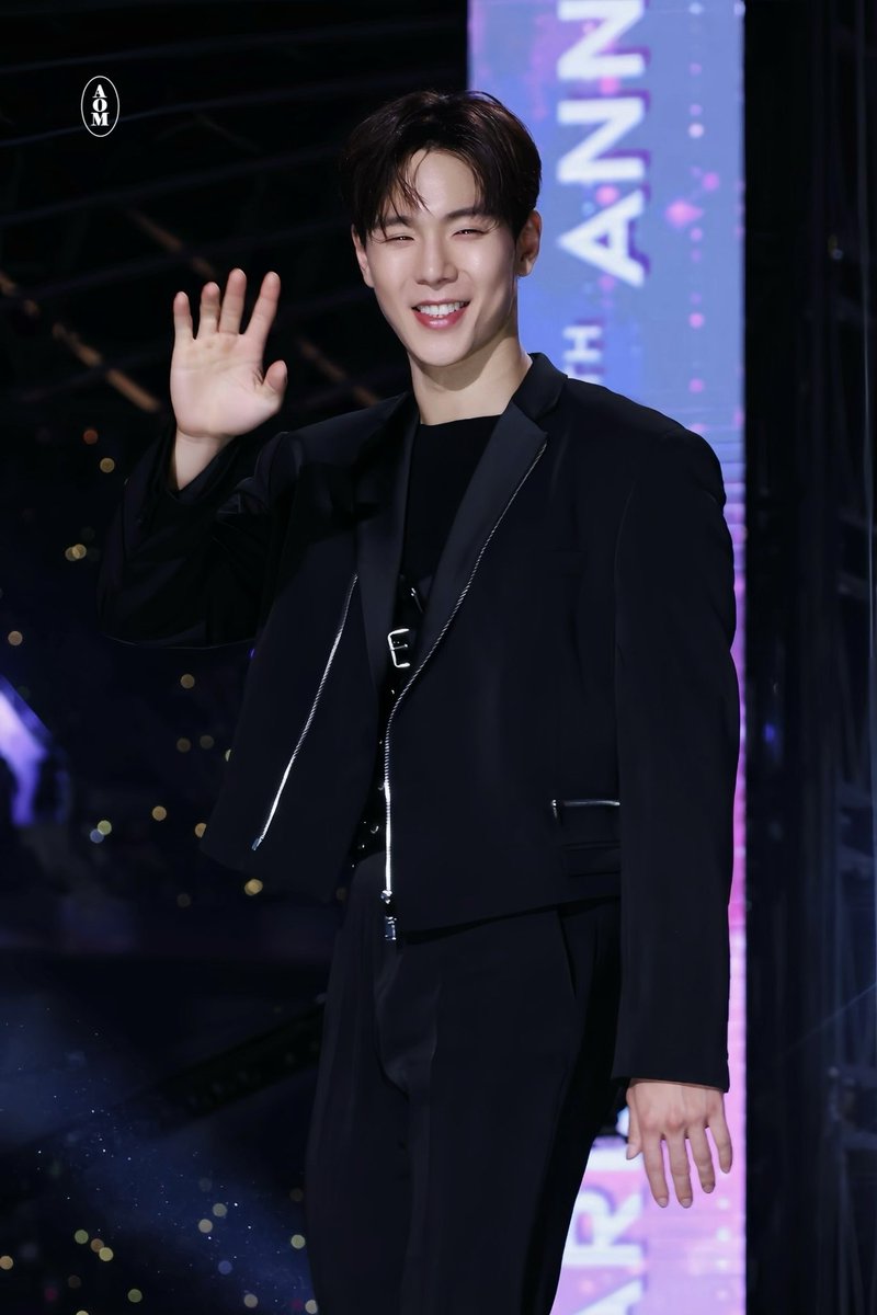 ▫️251206 AAA #셔누 #SHOWNU
수상한거 진심으로 축하해 현우야🥹♥️