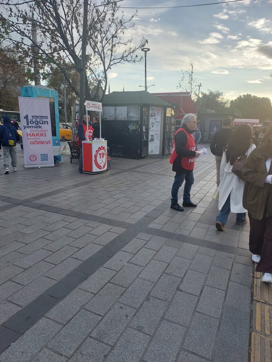 tipuskudar's tweet photo. Bir avuç zengin lüks içinde yaşarken çocuklar aç kalamaz.
Ücretsiz bir öğün yemek tüm çocukların hakkı, devletin görevi!
Hakkımız olanı almak için sokaklardayız, alana kadar da mücadelemizi sürdüreceğiz. https://t.co/iV1WNeZvho