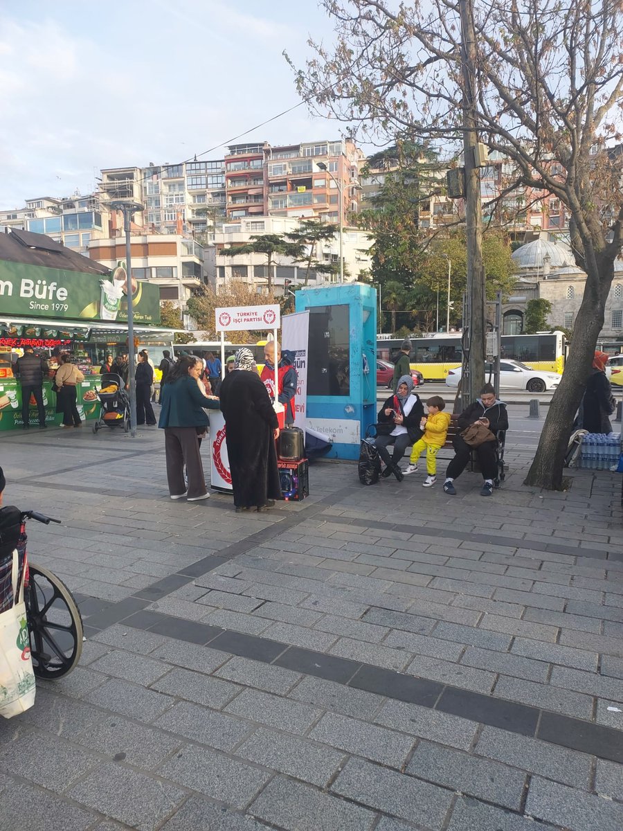 tipuskudar's tweet photo. Bir avuç zengin lüks içinde yaşarken çocuklar aç kalamaz.
Ücretsiz bir öğün yemek tüm çocukların hakkı, devletin görevi!
Hakkımız olanı almak için sokaklardayız, alana kadar da mücadelemizi sürdüreceğiz. https://t.co/iV1WNeZvho