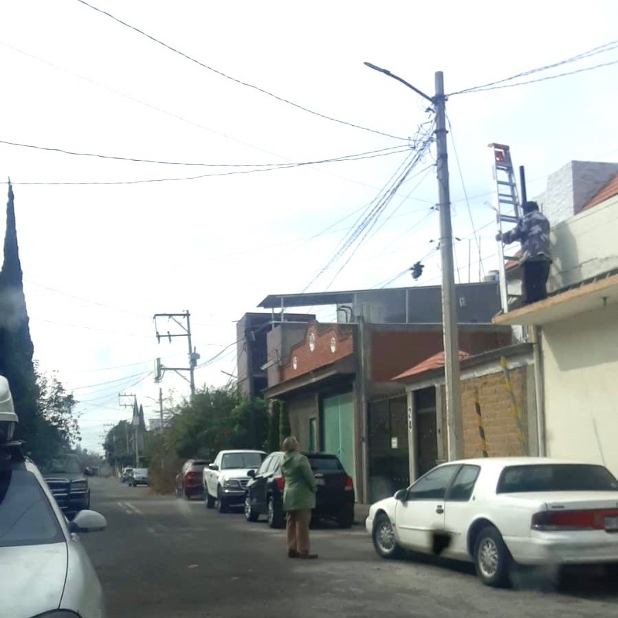 SebastiansPage's tweet photo. @CFE_Contigo ¿que hago si mi vecina se está subiendo al poste para volver a poner su diablito? Jaja, el problema es que anda moviendo todas las cometidas y luego nos mete su luz a los vecinos. (Ya tiene un reporte de hace tiempo). https://t.co/aIMD5ZunCF