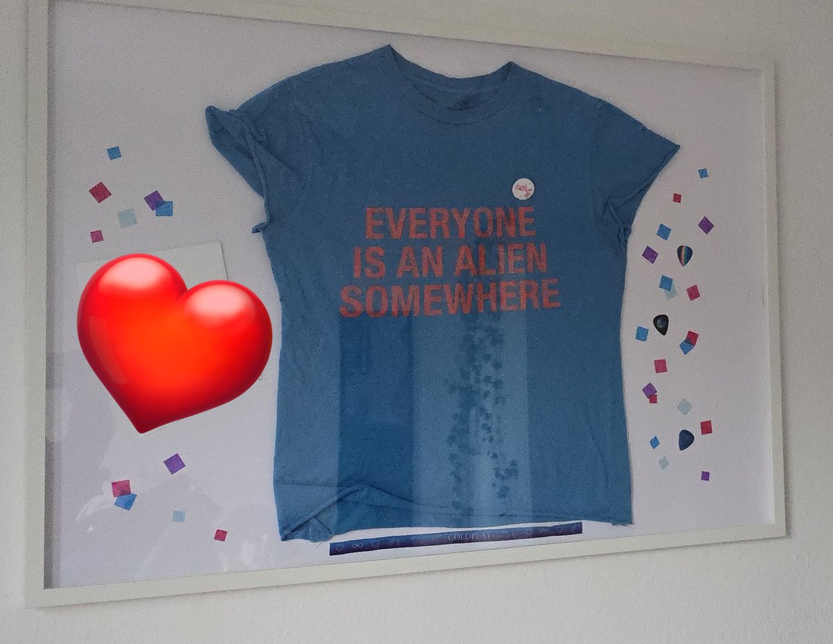SkyFullOfHannah's tweet photo. Finally framed Chris' shirt I got during Wembley N10, really happy how it looks 🥰
Still so grateful about the last Night ❤️
Before someone asks under the heart is something with personal meaning I don't want to show online :) https://t.co/Ch8af3kimc