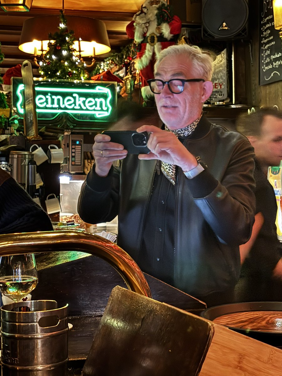 In het immer sfeervolle Cafe Kalkhoven vierde <a href="/Witteleeuw25/">Witteleeuw25 Nico</a> zijn verjaardag en ontmoette ik <a href="/thijsovergoor/">Thijs Overgoor</a> en <a href="/AdjeRemSr/">Adriaan Rem Sr.</a> eindelijk eens in het echt.
<a href="/PDee/">Philly dee</a> sprak mooie woorden.
Het was, al met al, een bijzondere middag aan de voet van de Westertoren.

#telstar