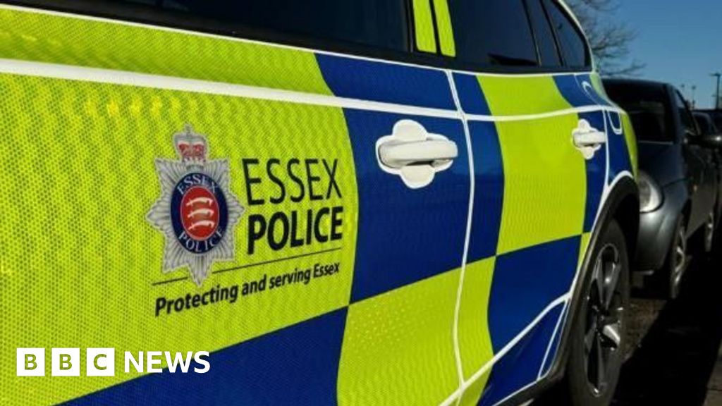 #SoundOfService BBC (UK) Hare coursing suspects tracked by helicopter - Police used a helicopter to track hare coursers in Essex, England, guiding officers on the ground to intercept three suspects.
🔎 Link to the news: shorturl.at/xBht7