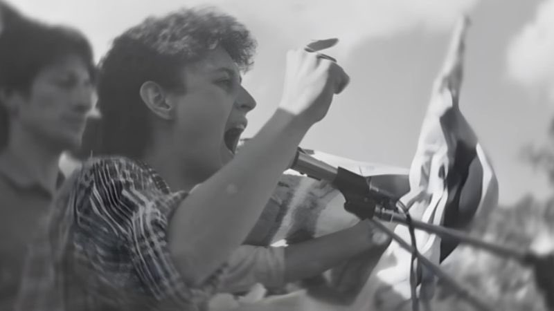 MorenaSenadores's tweet photo. Nuestro movimiento surgió de la lucha, caminando junto al pueblo, junto a las voces que no se rindieron nunca.

Desde 2018 con López Obrador, y ahora, junto a nuestra presidenta @Claudiashein, tenemos mucho que celebrar: un país más despierto que nunca, un pueblo unido y una transformación imparable.

Este 6 de diciembre, volvemos al Zócalo con la misma convicción de quienes nos abrieron camino: la historia se construye desde abajo. ❤️