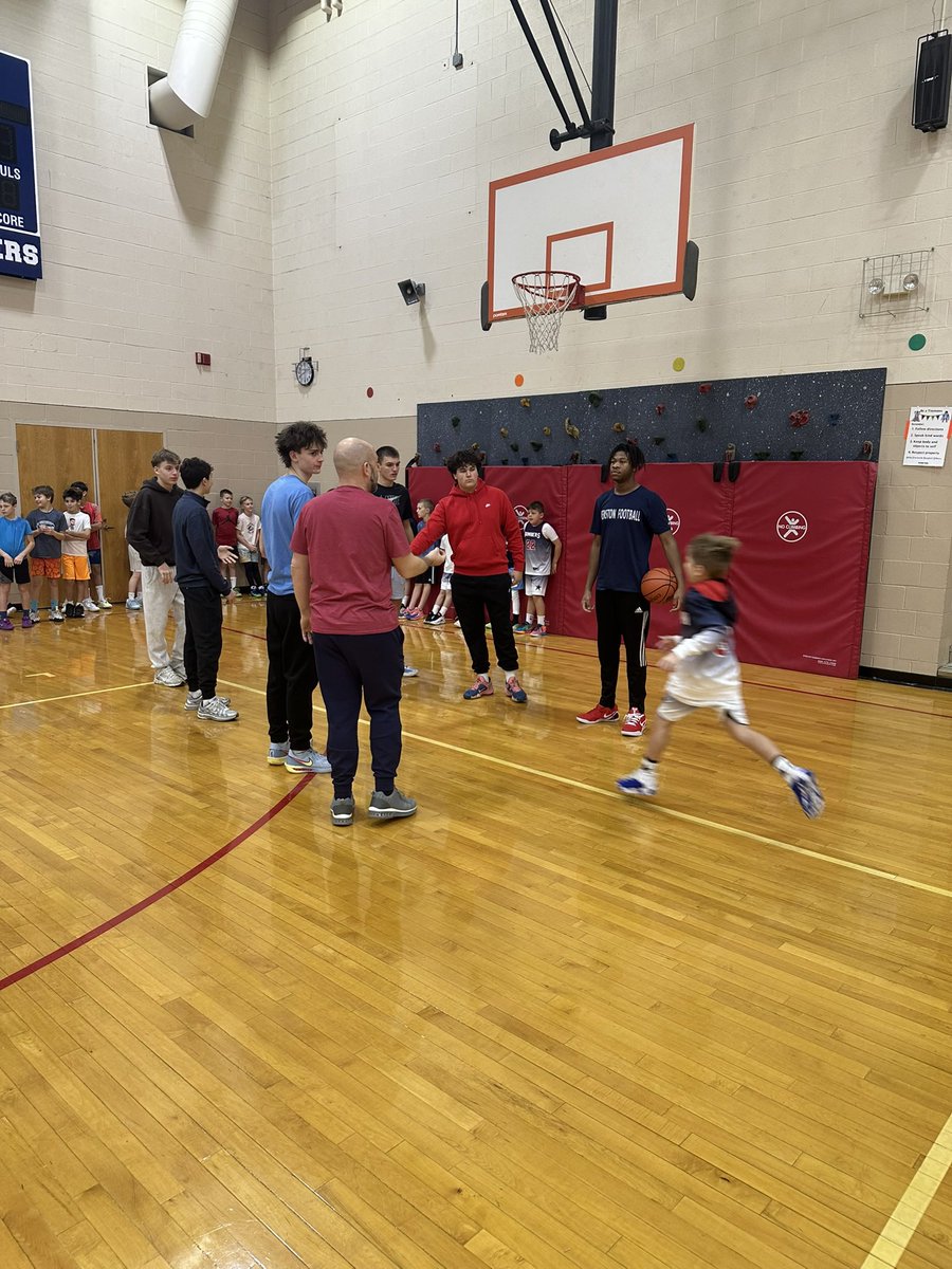 BoyKenstonbball's tweet image. ✈️🏀 this morning was a great time for our present to connect with our future! 
Great job Coach Hillman and Coach Fromwiller for your leadership! To our players, you were rockstars!