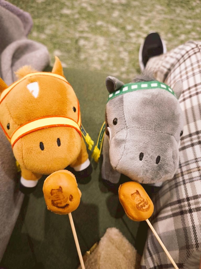 snow12feb's tweet photo. 阪神競馬コラボ初日🏇
馬券は当たらなかったけど、スタンプラリーでポッセのクリアカード貰えたし、左馬(刻)カステラ食べたり帝統のアナウンスも聴けたりで一日中楽しめた😊また行きたい💛
#UMAJO_ヒプマイ https://t.co/vLsHypgXb4