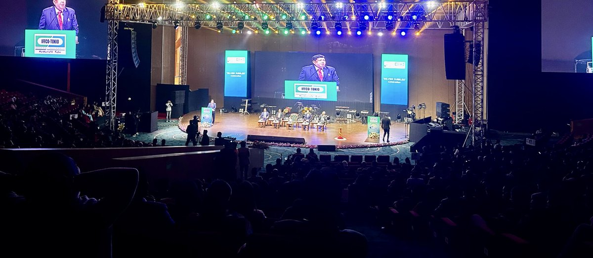 IFFCO__TOKIO's tweet photo. इन 25 वर्षों में IFFCO-TOKIO ने—
•लाखों ग्राहकों का भरोसा जीता,
•देश के हर कोने में अपनी उपस्थिति मजबूत की,
•नई तकनीकों को अपनाकर प्रक्रियाओं को सरल और तेज बनाया,
•और सबसे महत्वपूर्ण—ग्राहक को हमेशा केंद्र में रखने की अपनी परंपरा को सशक्त किया।
पिछले कुछ वर्ष इस संगठन के लिए विशेष रूप से परिवर्तनकारी रहे हैं। 2017 में, हमने 5000 करोड़ रुपये GWP को पार किया और 2023 में एक अद्वितीय उपलब्धि हासिल करते हुए 10,000 करोड़ रुपये के आंकड़े को पार किया। ये आंकड़े केवल हमारे पैमाने और क्षमताओं को ही नहीं दर्शाते, बल्कि हमारे लोगों और हितधारकों की निष्ठा तथा ग्राहकों के विश्वास को भी उजागर करते हैं।
इस सफलता के पीछे हमारे सभी कर्मचारियों, चैनल पार्टनर्स, एजेंट्स और नेतृत्व टीम का अथक परिश्रम और दृढ़ विश्वास है।
मैं सभी सहयोगियों का हृदय से आभार व्यक्त करता हूँ, जिन्होंने दिन-रात मेहनत कर IFFCO-Tokio को आज इस मुकाम तक पहुँचाया।

@Dileep_Sanghani @IFFCO_PR #MuskurateRaho