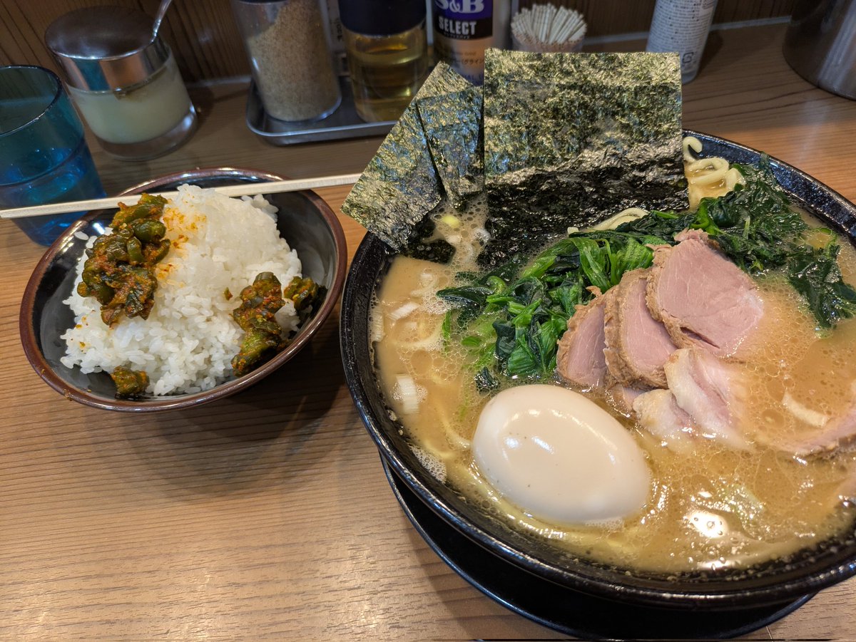 JusticeMikio's tweet image. #GroupFight 2本
#GroupPower 1本
朝トレも含めて1日アクティブに動いたのでご褒美に大好物の家系ラーメン🍜（ご飯おかわり自由）　
大盛り4杯ペロリでした🍚😋
合言葉は「美味しく健康に」
#フィットネスインストラクター