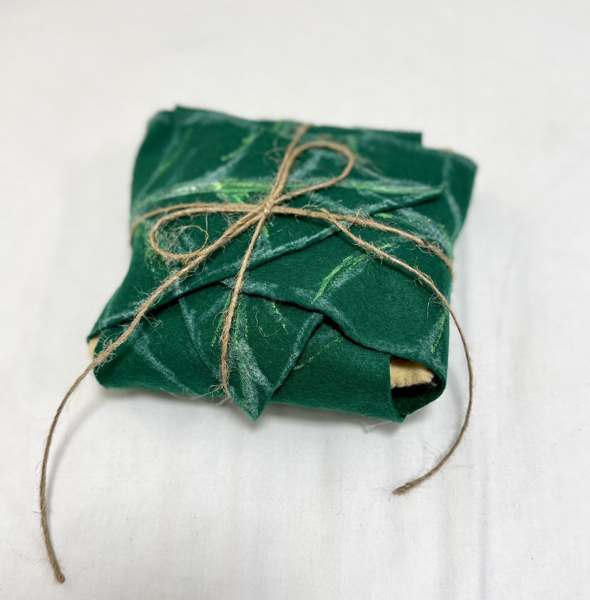 イライジャ&amp;ショーンWショット📸
ロード・オブ・ザ・リングの
フロドとサムとレンバス奪い合ってきた🌿🍪

フェルトで作ったレンバスぬいネックレス見せたらすごいね！て褒めてくれたし
イライジャは真っ先に手を広げてビッグハグしてくれたしショーンは最後まで手をにぎにぎしてくれた💚