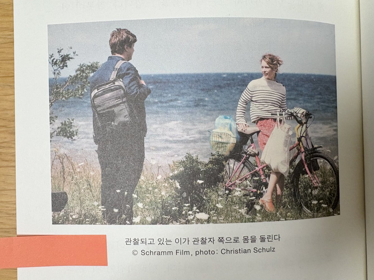 sayonara__color's tweet image. 페촐트의 마르세유는 20세기 영화의 이미지가 모두 합쳐지고 얽힌 비동시대성을 지닌다. 따라서 이 영화는 현대 영화에서 가장 흥미로운 장소로 이행 중이다. 픽션과 다큐멘터리가 만나고, 영화 속 여행자와 이주민이 정치적 담론과 만나는 새로운 형상을 증언하는 장소 말이다. (116면)