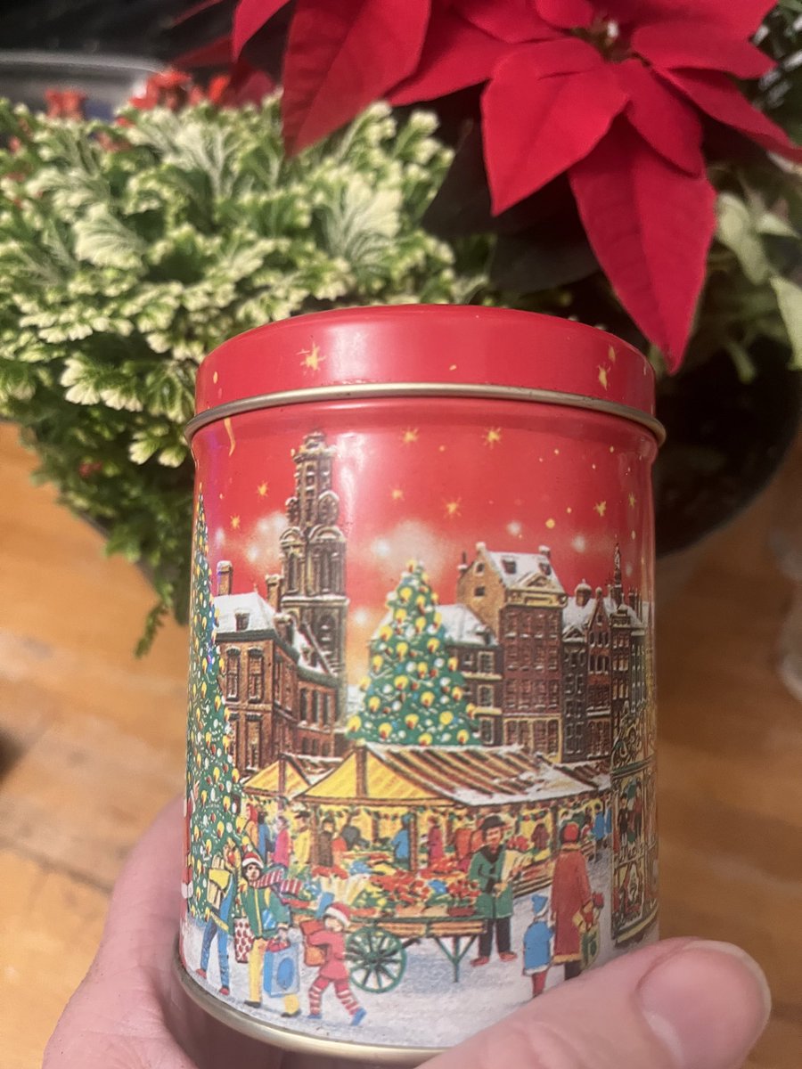 vaccinialab's tweet image. Dear @secondcupglobal Happy Holidays! I have been drinking your holiday tea for over 30 years since it came in cans like this! And all I want for Christmas is for you to CHANGE IT BACK!!! Please and Thank you! #secondcup #holidaytea #christmas #santa #tea