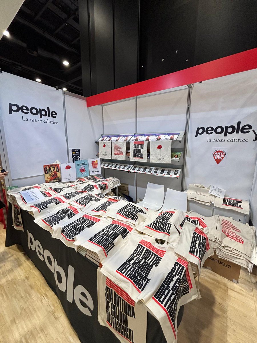 Il nostro stand a #PiùLibriPiùLiberi ora è così, chiuso. 

Questo è accaduto alla libertà di stampa e di pensiero quando i fascisti e i nazisti hanno messo in pratica la loro "libertà di espressione".

Riprenderemo a vendere i nostri libri antifascisti, come sempre.