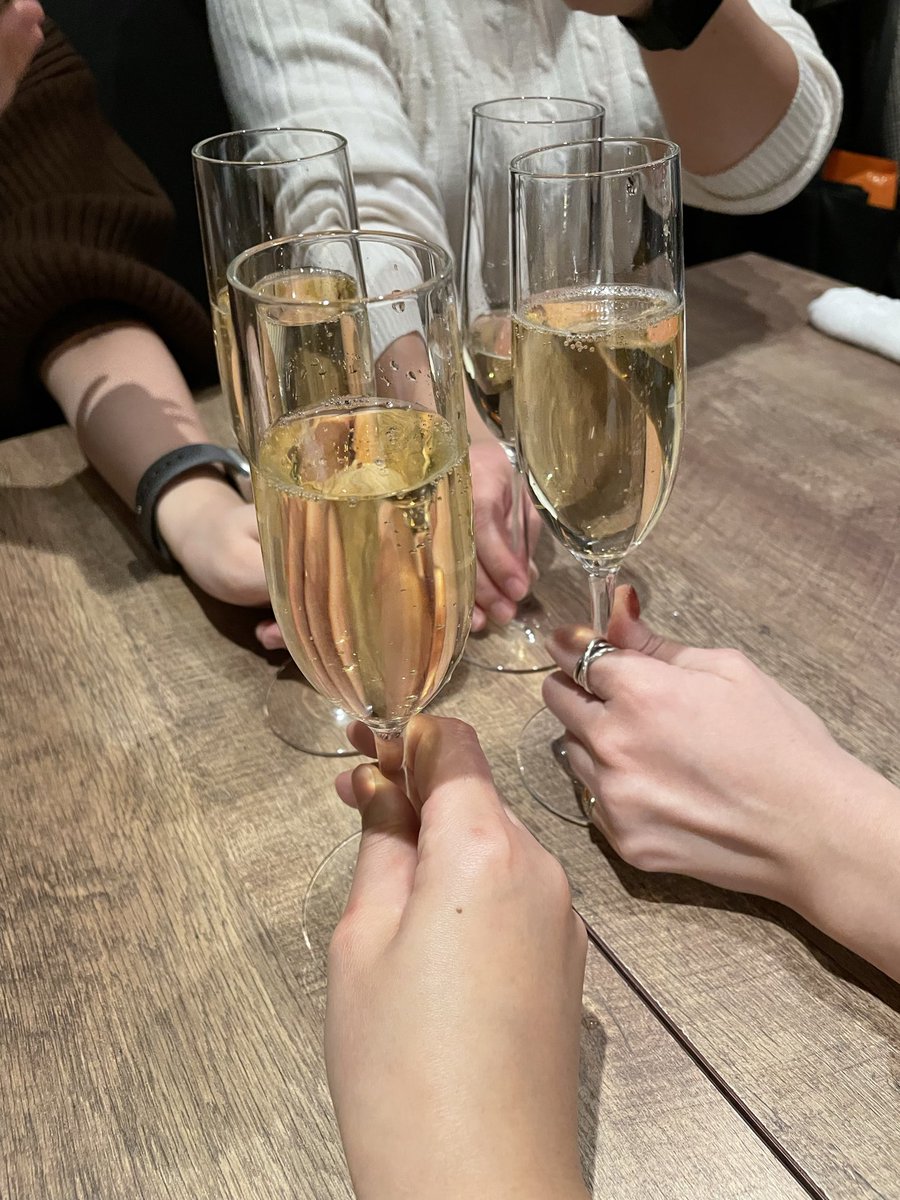 820sa_fl's tweet photo. 楽しすぎてバイバイするの寂しかった😢
他の3人に見劣りしないよう明日はがっつり練習するぞ💪
4人の写真これしかなかった https://t.co/nyJrdIVUTy