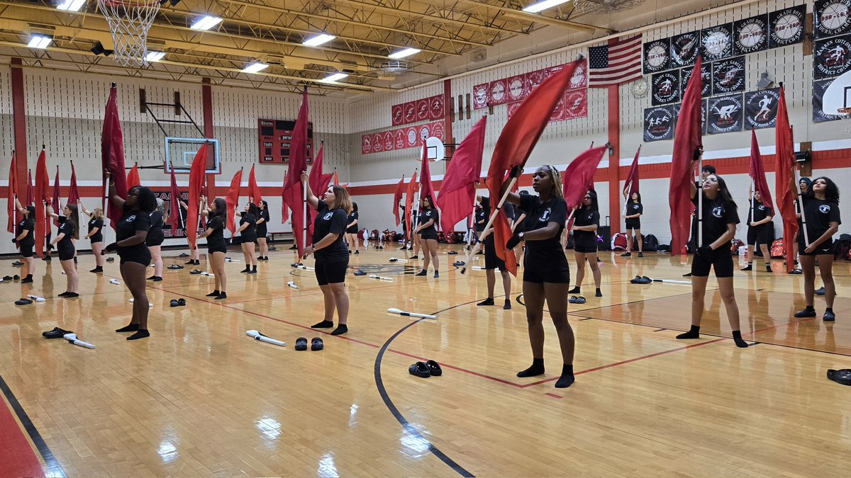 ZachryAVID's tweet photo. We love when Taft Colorguard comes out for a visit. Got to catch up with a couple of our #ForeverWolverines and #AVIDFamily.
They continue to shine! β€οΈπ€π https://t.co/TgrrSvBexS