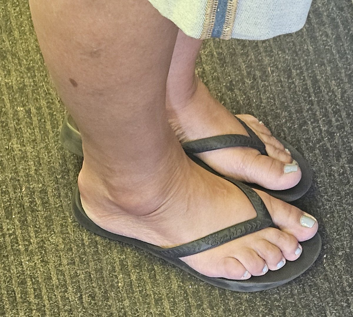 RandomFeetGuy's tweet photo. Milf in her 40s with nice big feet https://t.co/mm3U0YyE6K