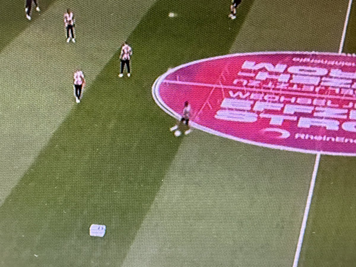 今夜はケルン🐐対ザンクト・パウリ☠️
野村アナとお届け！

ケルンはドイツ代表入りしたエルマラなにげにホーム初先発！

そして藤田選手、いつも通り自由な感じでチーム練習前のウォーミングアップ、現在。パウリは今日負けるとリーグ10連敗でワースト記録に。とはいえ上昇気流なので、果たして？！