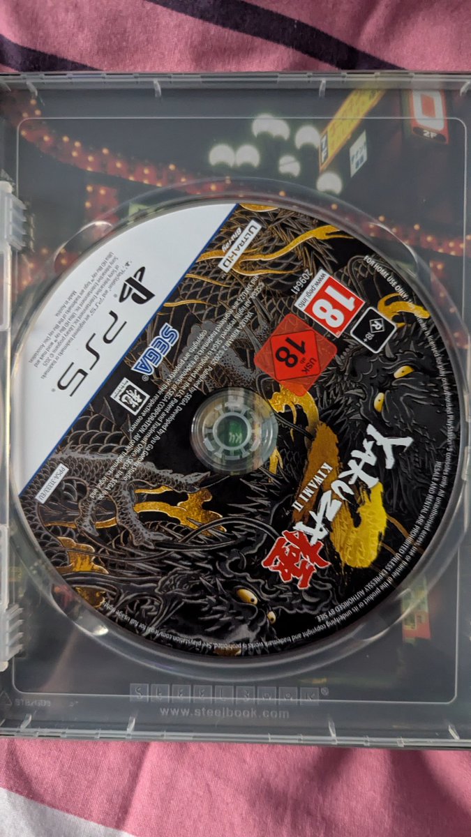 J'ai reçu par Micromania le Yakuza 20th Anniversary Edition qui est maintenant introuvable voilà à quoi ça ressemble et c'est sur 3 Blu Ray 1 pour chaque jeu et un énorme merci à <a href="/hamsterjoueur/">Hamster Joueur</a>
