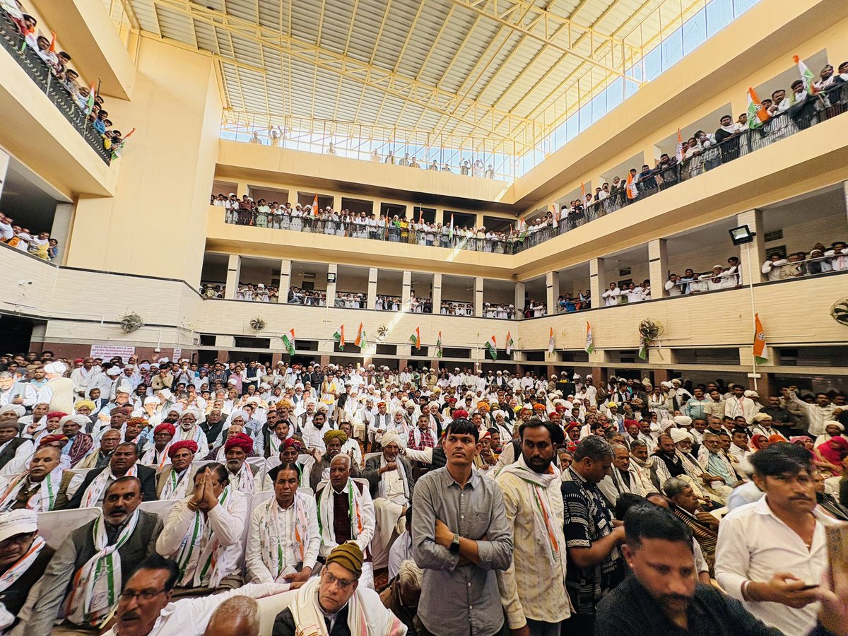 आज जैसलमेर में कांग्रेस पार्टी के नवनियुक्त जिलाध्यक्ष श्री अमरदीन फ़कीर जी के शपथ ग्रहण समारोह में शामिल होकर शुभकामनाएँ प्रेषित की।
कार्यक्रम में मध्यप्रदेश प्रभारी एवं बायतु विधायक श्री <a href="/Barmer_Harish/">Harish Chaudhary</a> जी, बाड़मेर–जैसलमेर सांसद श्री <a href="/UmmedaRamBaytu/">Ummeda Ram Beniwal</a> जी, पूर्व विधायक श्री