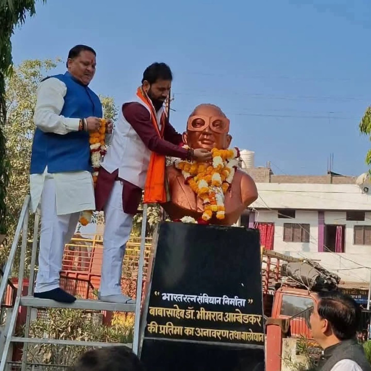 RiteshGole6's tweet photo. 🪷 आज भारतीय संविधान के शिल्पकार, भारत रत्न से सम्मानित बाबा साहेब डॉ. भीमराव अम्बेडकर जी की पुण्यतिथि पर  बड़वानी नगर में स्थित उनकी प्रतिमा पर भाजपा प्रदेश उपाध्यक्ष एवं निमाड़ संभाग संगठन प्रभारी श्री Surendra Sharma Shivpuri जी के साथ भाजपा जिला अध्यक्ष श्री Ajay Yadav जी । https://t.co/1N1ZpGa6C8