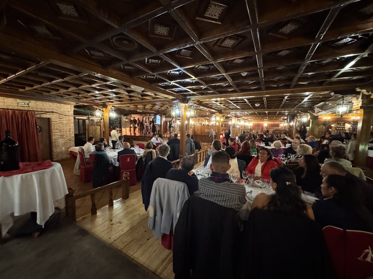 ¡Gracias de corazón a todos los que vinisteis anoche a la cena de Nuevos Madrileños! <a href="/NMadrilenosPP/">Nuevos Madrileños</a> 

Fue una noche llena de cariño, risas, baile y alegría eso es la navidad, aunque vengamos de mil sitios distintos, somos parte de la gran familia del <a href="/ppmadrid/">PP Comunidad de Madrid</a>

<a href="/anamillanpp/">Ana Millán</a> 🎙️