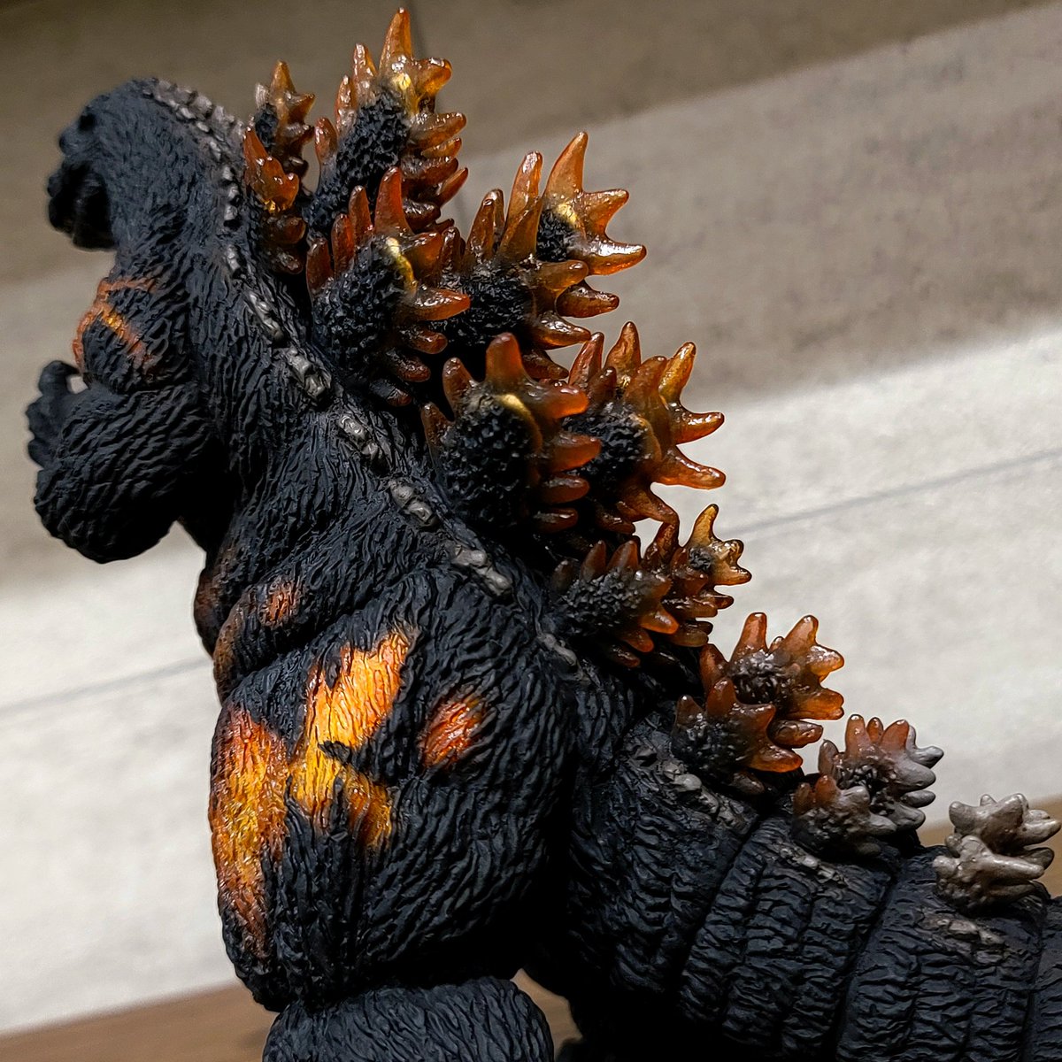 海洋堂ゴジラ(1995)を組立・塗装しました。古い物ではありますが、この