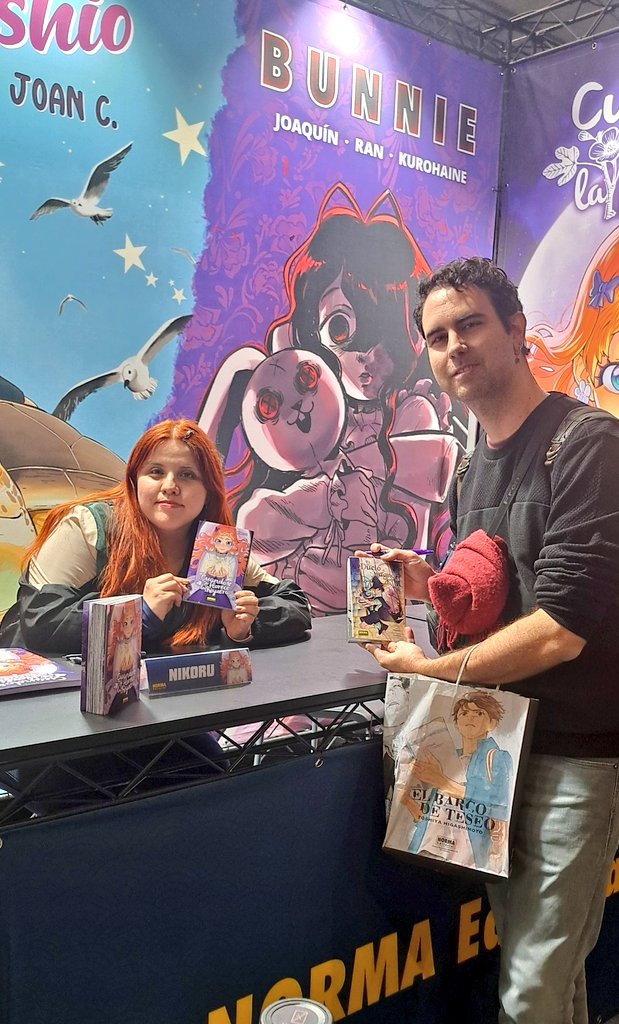 NormaEdManga's tweet photo. Ya estamos en la siguiente sesión de firmas de @caracol_arts y ha venido a visitarla @nisandre456, coautor de El Duelo Magno, ganador de nuestro Concurso Manga 2022. 🤗 https://t.co/Z7sGTRpDAM