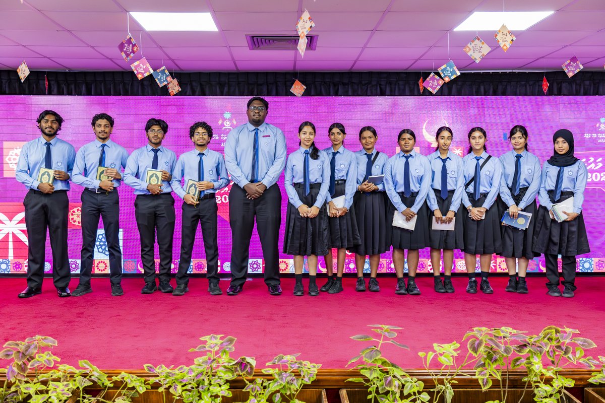 MVIaffairs's tweet photo. ވިލާ އިންޓަރނޭޝަނަލް ހައި ސްކޫލްގެ ދަރިވަރުންގެ ޚާއްޞަ ވަފުދެއް މިނިސްޓްރީގެ މައުރަޒަށް ޒިޔާރަތް ކުރުން.
 #mediamauraz2025 https://t.co/5HNIu8SHM3