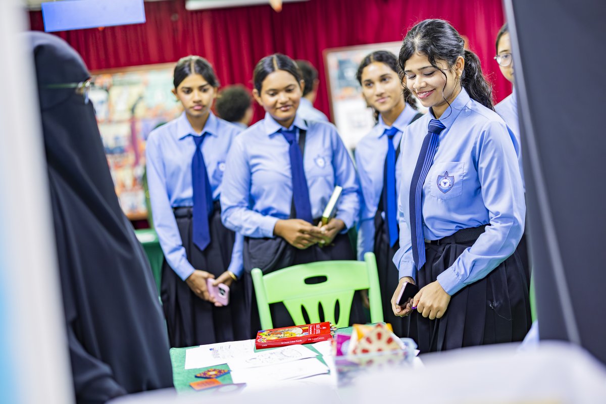 MVIaffairs's tweet photo. ވިލާ އިންޓަރނޭޝަނަލް ހައި ސްކޫލްގެ ދަރިވަރުންގެ ޚާއްޞަ ވަފުދެއް މިނިސްޓްރީގެ މައުރަޒަށް ޒިޔާރަތް ކުރުން.
 #mediamauraz2025 https://t.co/5HNIu8SHM3