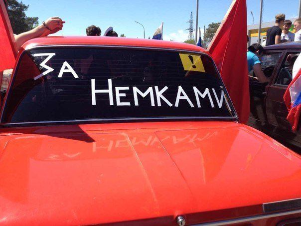 Deutsche Mädels bei einem Schulstreik gegen Wehrfähigkeit: „unsere Brüder kriegt ihr nicht!“
Russen welche seit Jahren ihre Vergewaltigungspläne feiern, und „ich fahre nach Berlin um deutsche Frauen zu vergewaltigen“ auf ihren Wagen schreiben: „DANKE, SCHWESTER!“