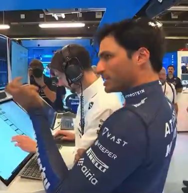 retrosainz's tweet photo. who is this diva 💅🏻 https://t.co/HbWxFQgsOI