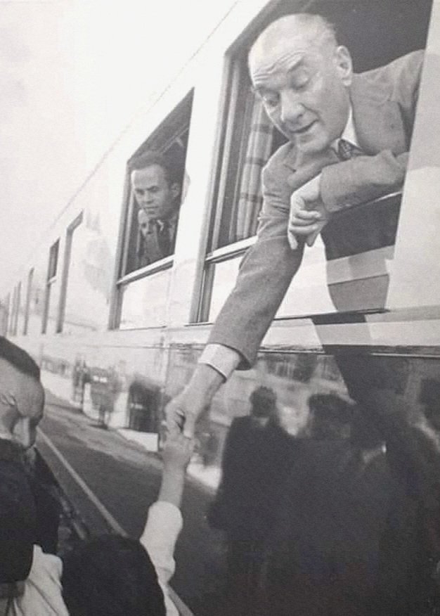 onur_1283's tweet photo. "Size veda için elimi uzattığım zaman bu sizden uzaklaşmak için değil, sizinle temasımı bütün ömrümde hissetmek içindir."

Atatürk - 1925 https://t.co/Aiqk0pdFoC