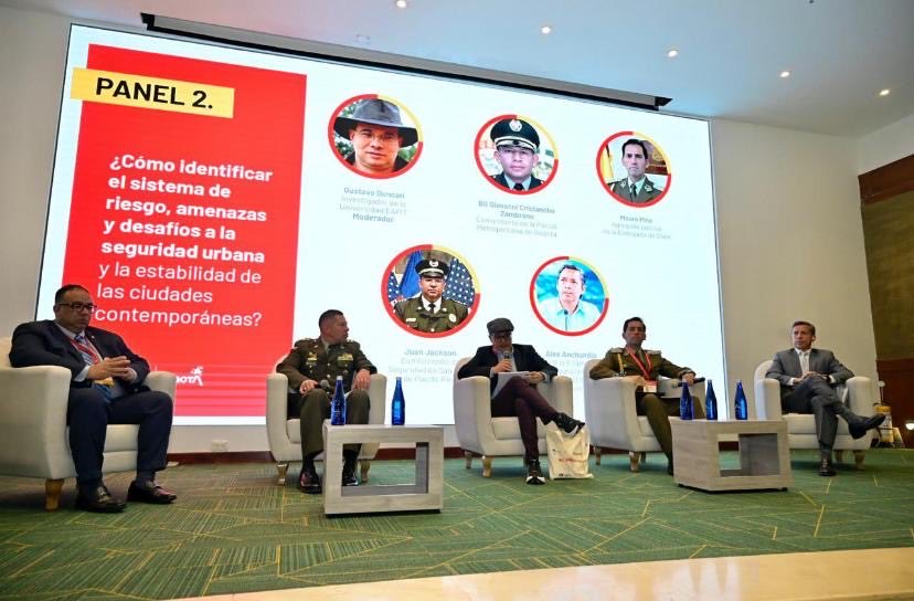 #Colombia: Representando a Carabineros de Chile, nuestro agregado policial, Coronel Mauro Pino, participó como expositor en el el Congreso de Red Internacional de Seguridad Urbana, que involucra a grandes capitales de países de América.
#OrdenyPatria