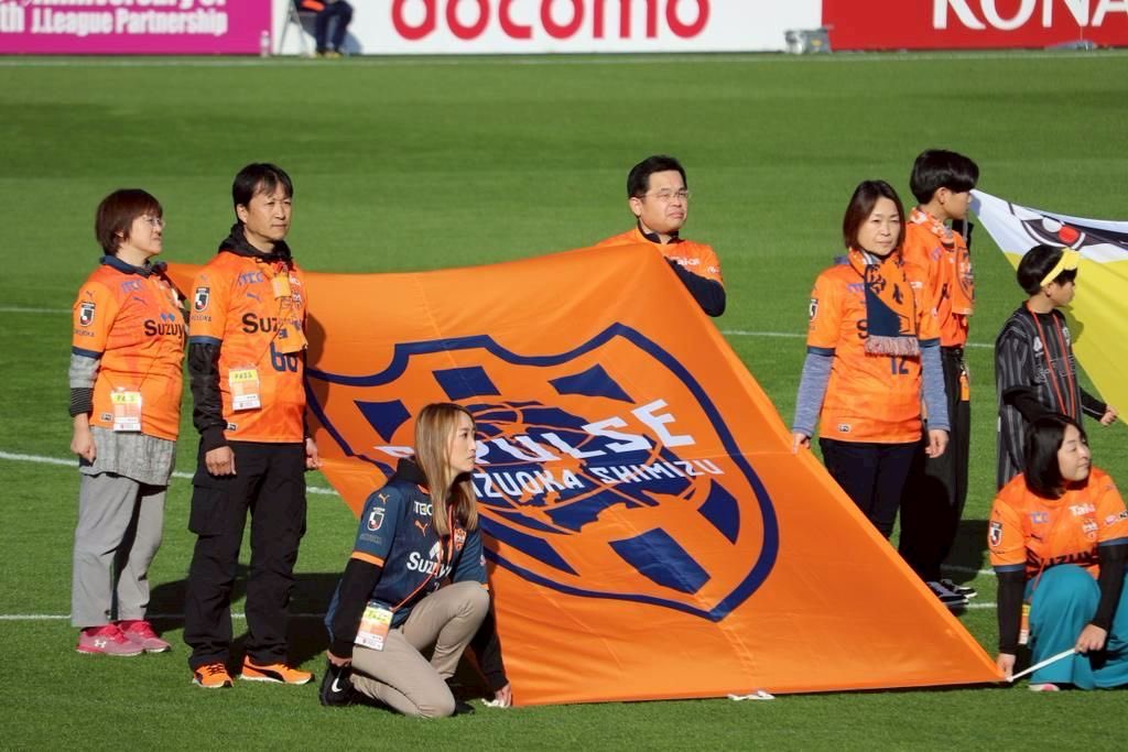 毎試合コツコツ応募していたフラッグべアラーが最終戦で見事当選🙌
日本平のピッチで見上げたあの景色には本当に感動したし、選手がよく言う｢日本平の雰囲気が〜｣っていうのがとてもよく分かった。久々鳥肌ものの経験をさせてもらいました！
今年も1年お疲れ様でした！皆ありがとう！