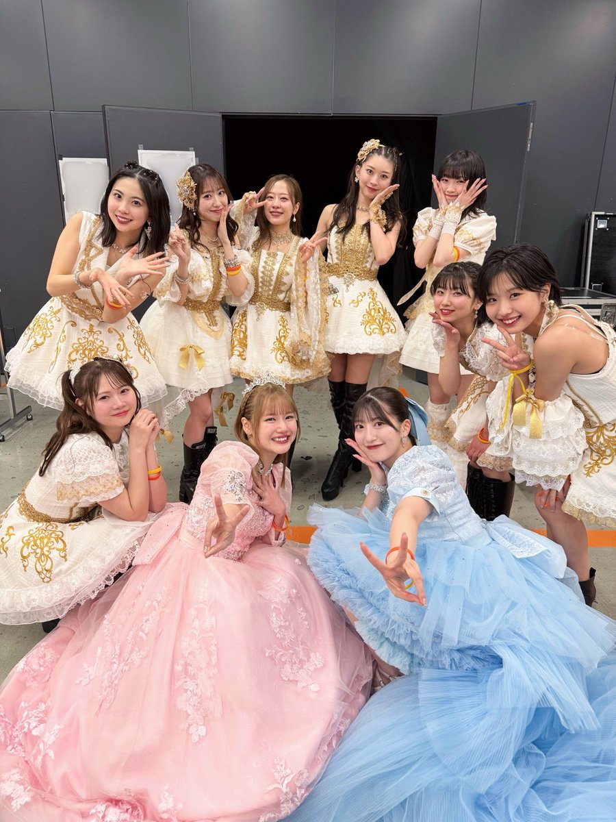 their last engine ganbatte ikimasshoi and last group picture with Morning Musume. beneran berasa Akane-chin dan Yokoyan itu masih bocil, pdhal Akane-chin aja lebih lama jd idol dibanding ci Shani di jeketi (sama2 mulai ikutin mereka di 2014). all the best luck ahead, gvrls.🤗🫶🏽
