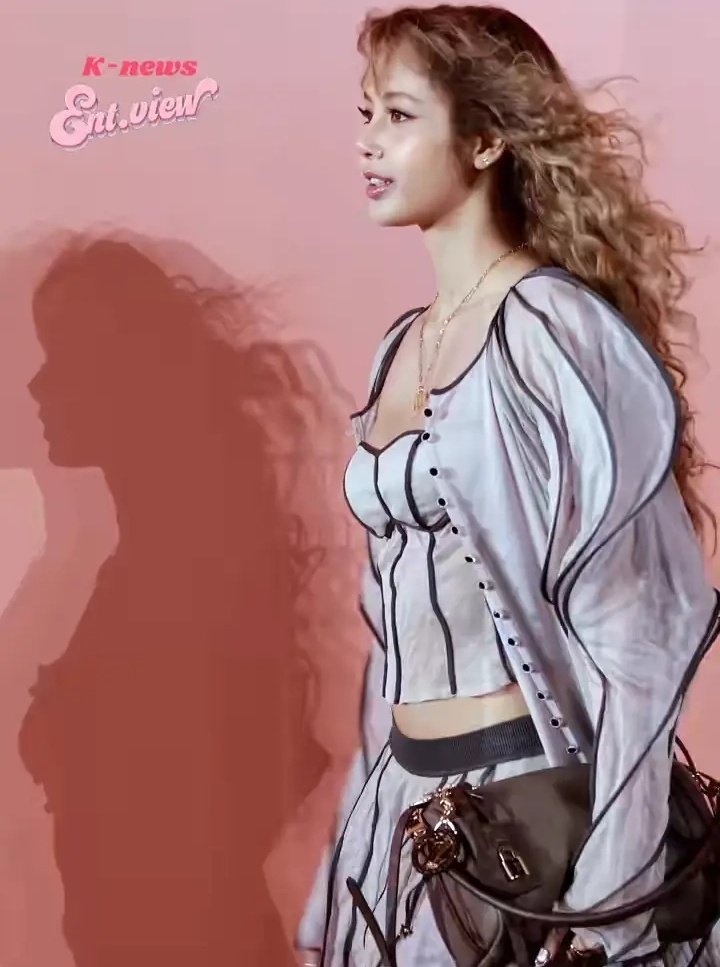 When even your shadow eats the whole frame breathtakingly… Lisa, you’re art ✨