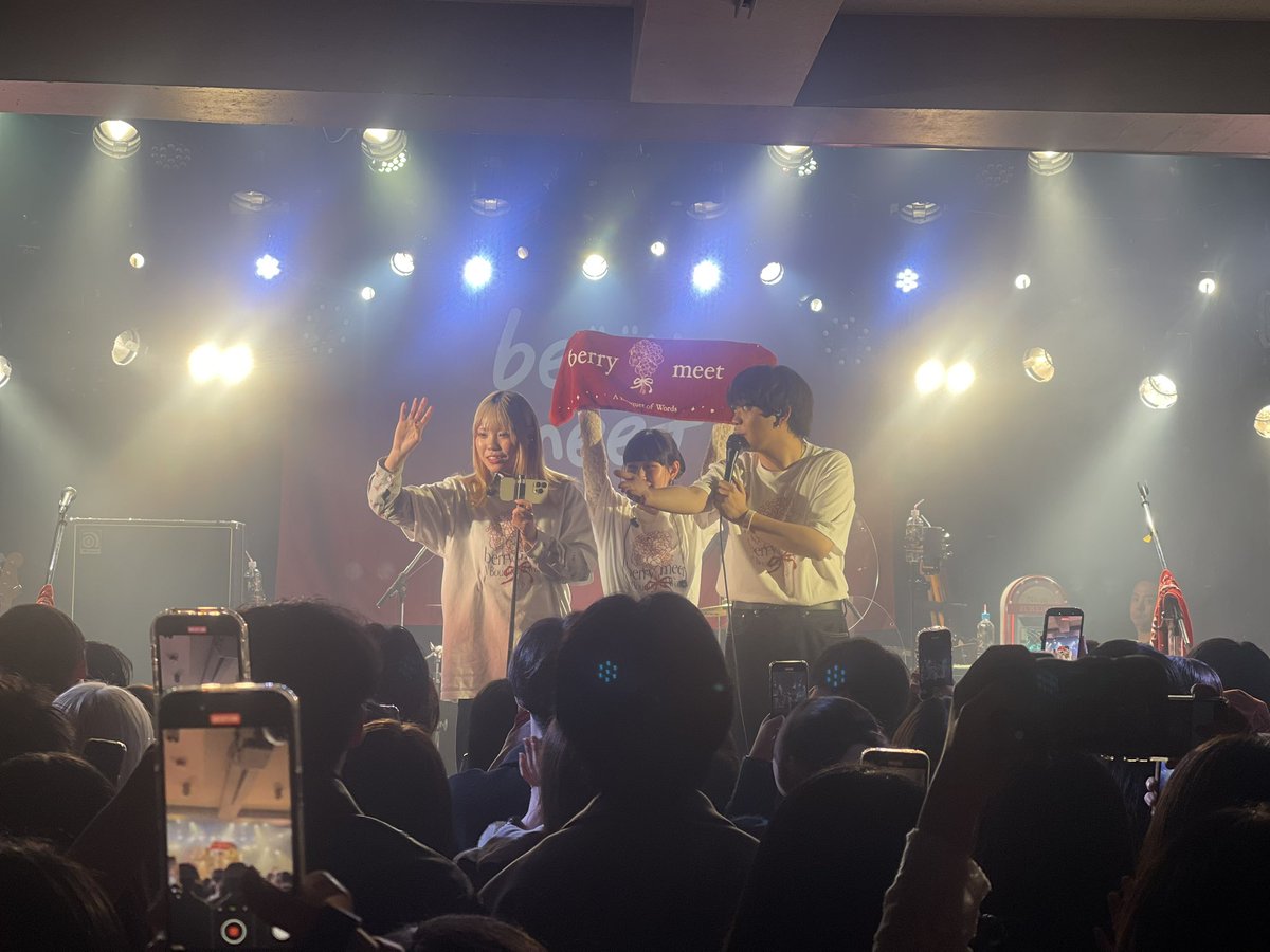 kill3927's tweet image. 初めて好きになったバンドで初めてのライブ参加最高だったたくさん面白いしかっこよかった歌も最高だった！また行きたい！
#白昼夢ツアー  #白昼夢 #白昼夢結んだ言葉は花束に #berrymeet #ベリミ
@berry_meet @brm_nekoze