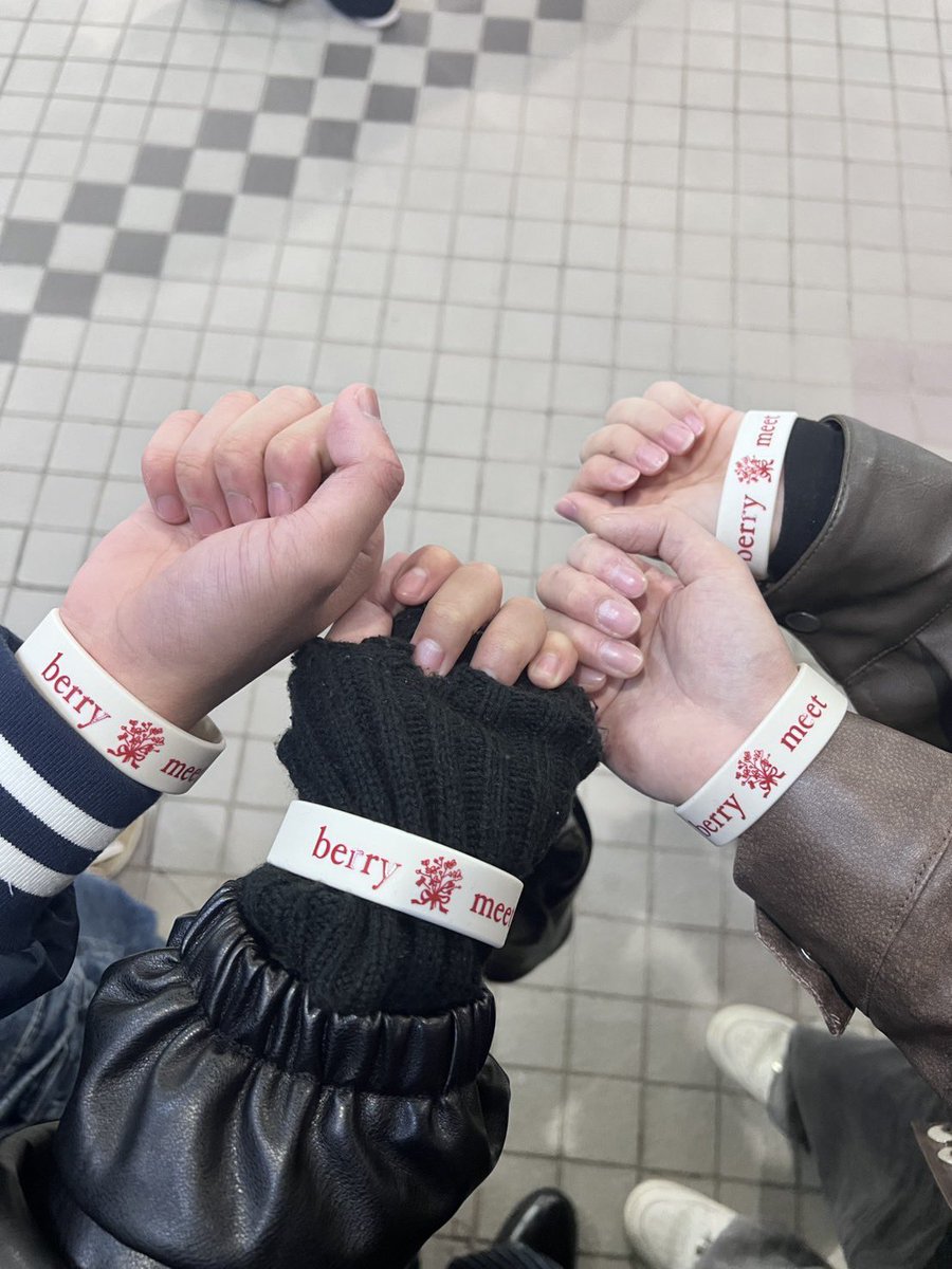 kill3927's tweet image. 初めて好きになったバンドで初めてのライブ参加最高だったたくさん面白いしかっこよかった歌も最高だった！また行きたい！
#白昼夢ツアー  #白昼夢 #白昼夢結んだ言葉は花束に #berrymeet #ベリミ
@berry_meet @brm_nekoze